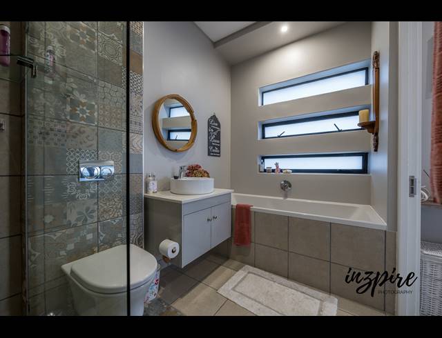 4 BEDROOM HOUSE FOR SALE IN VILLAGE ON SEA